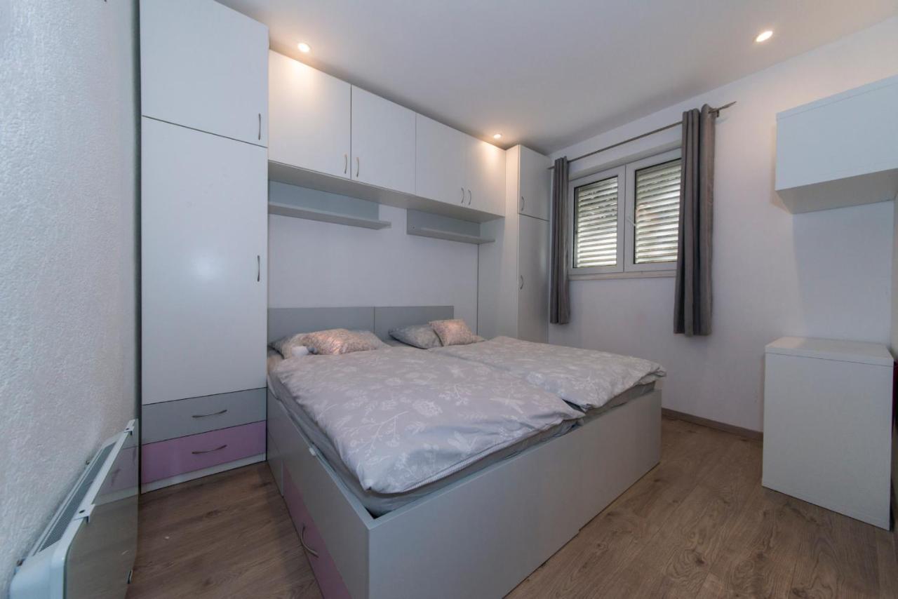 Apartman Luka Vila Vesa Promajna With Jacuzzi & Garden Lägenhet Exteriör bild